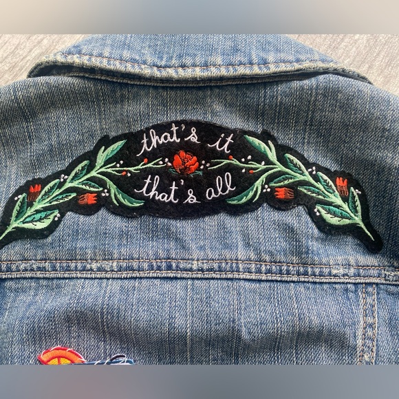 Cropped denim jacket with several patches - Picture 4 of 4